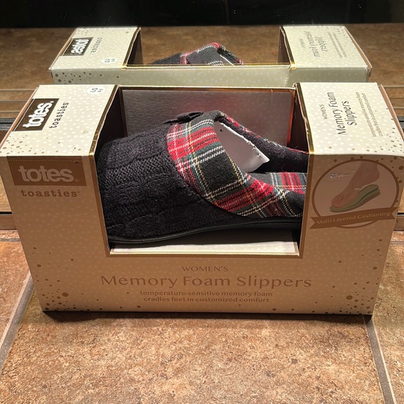 NWT Totes Memory Foam Plaid Slippers - Picture 3 of 4